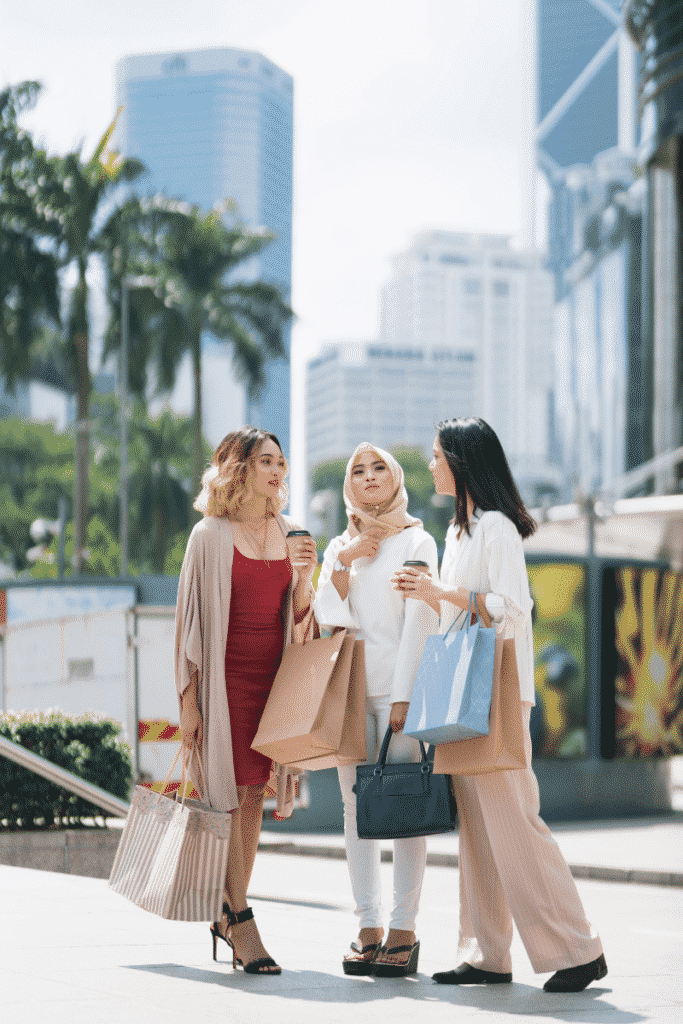 shopping en Kuala Lumpur. Tres chicas asiaticas haciendo shopping