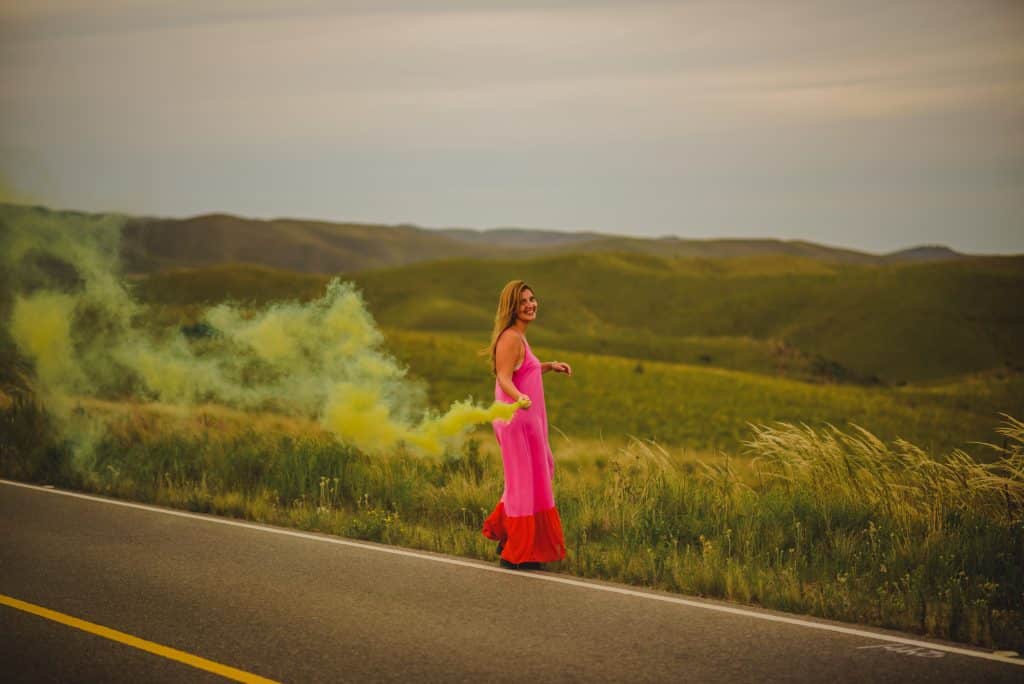 mujer ruta vestido colores