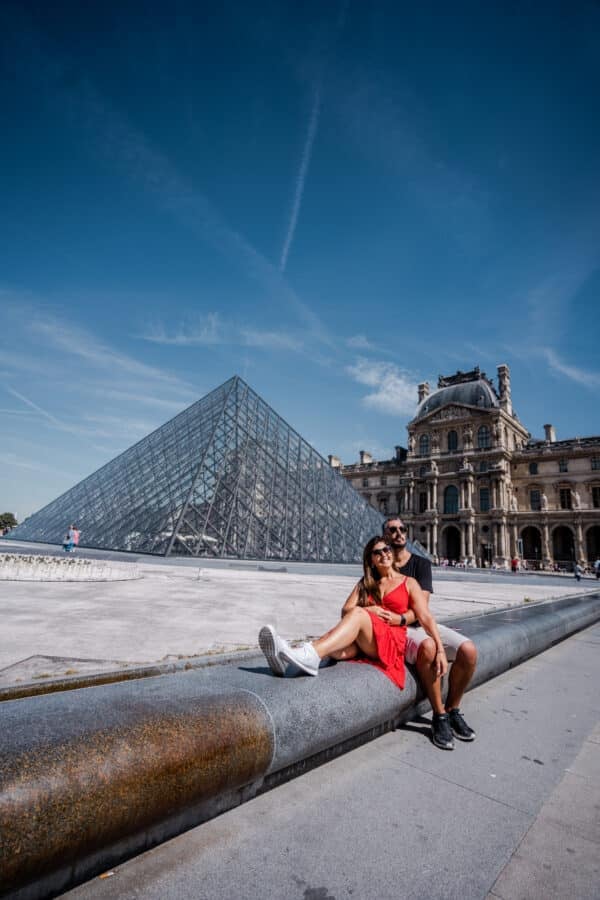 Mujer frente a la pirámide del Louvre