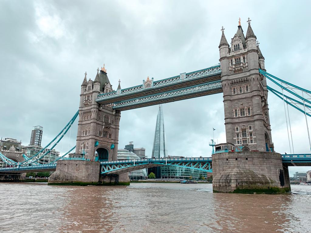 Tower Bridge sobre el Támesis en Londres