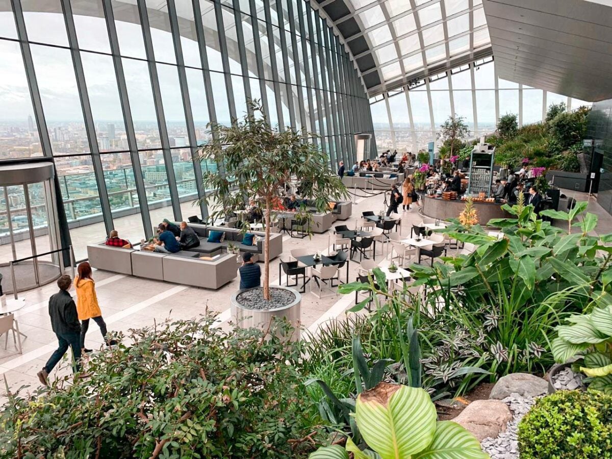 Interior acristalado y lleno de plantas del Sky Garden