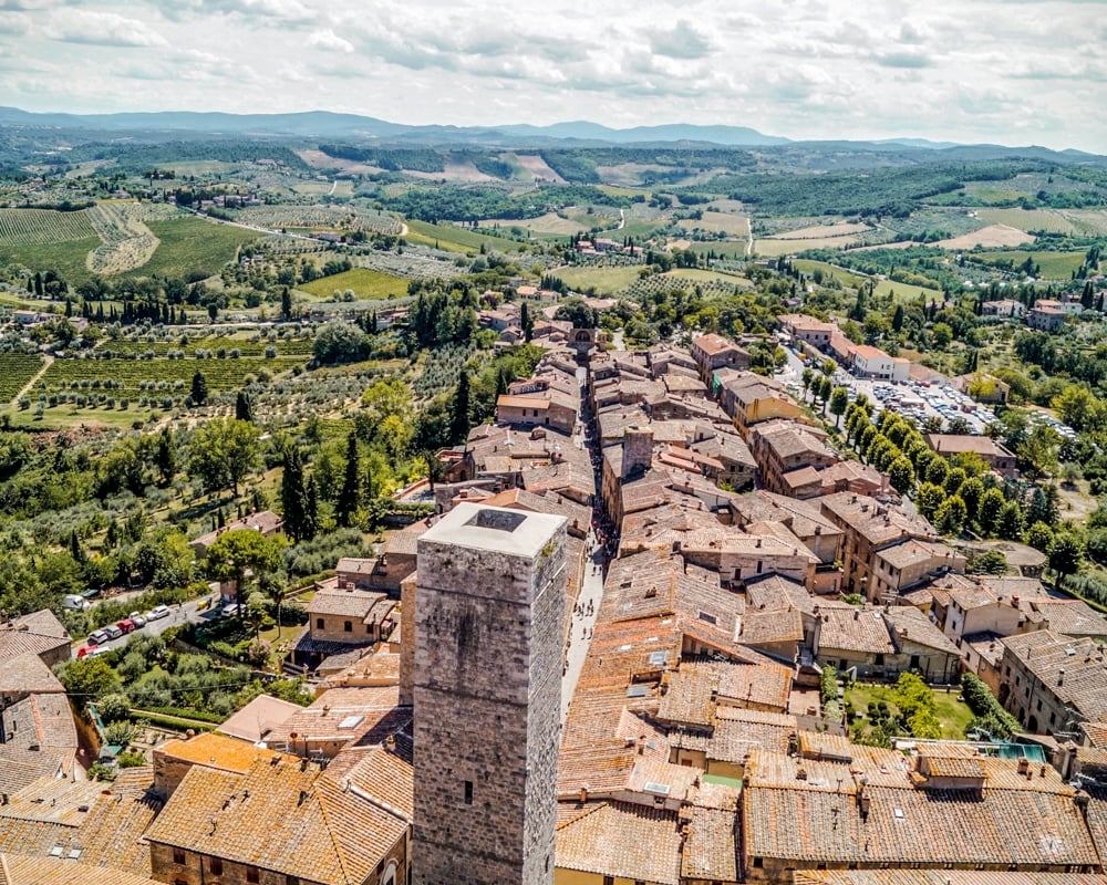 Vista aérea de las torres medievales de San Gimignano entre las colinas de la Toscana