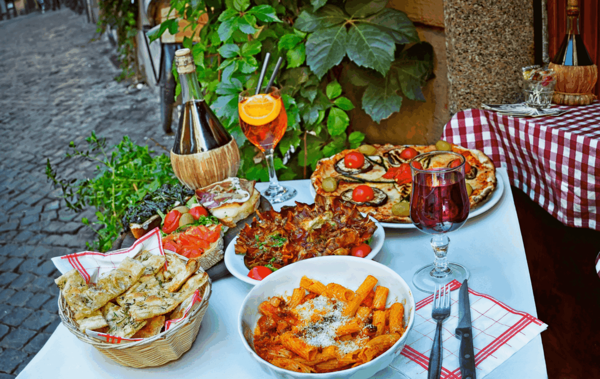Mesa con platos de comida italiana al aire libre en Florencia