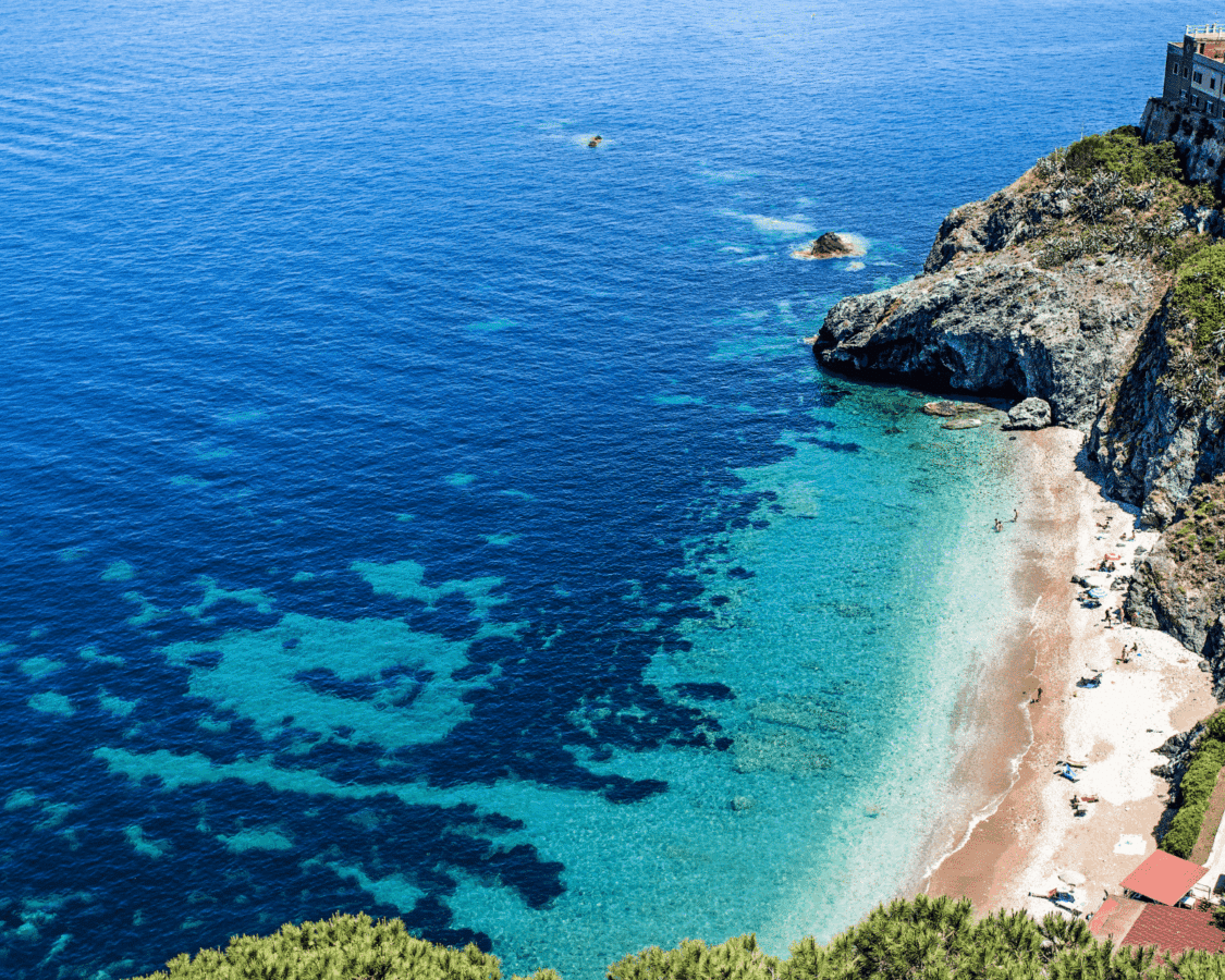 Vista aérea de una cala de aguas turquesas en la isla de Elba