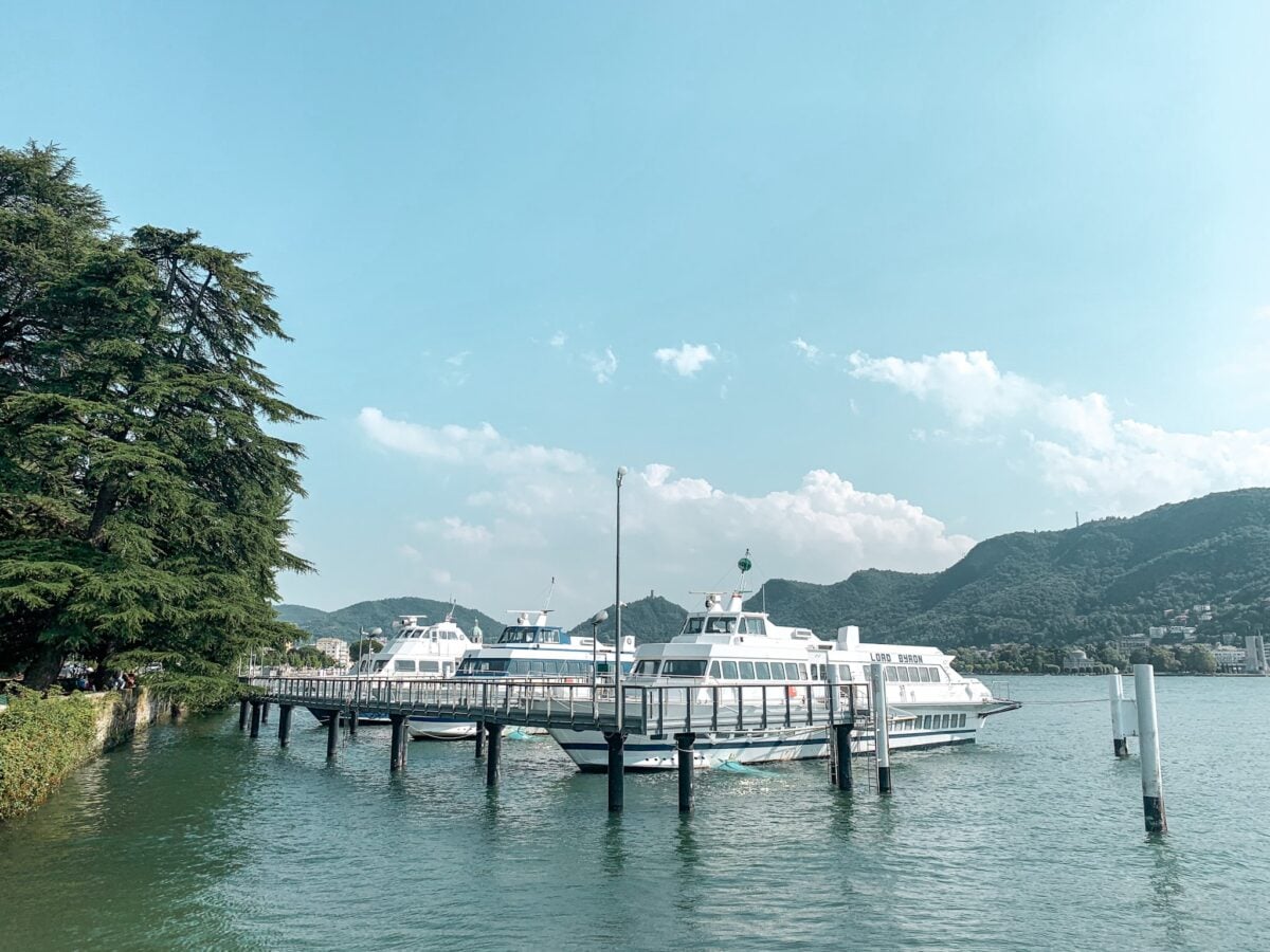 Ferry amarrado en el muelle del Lago di Como