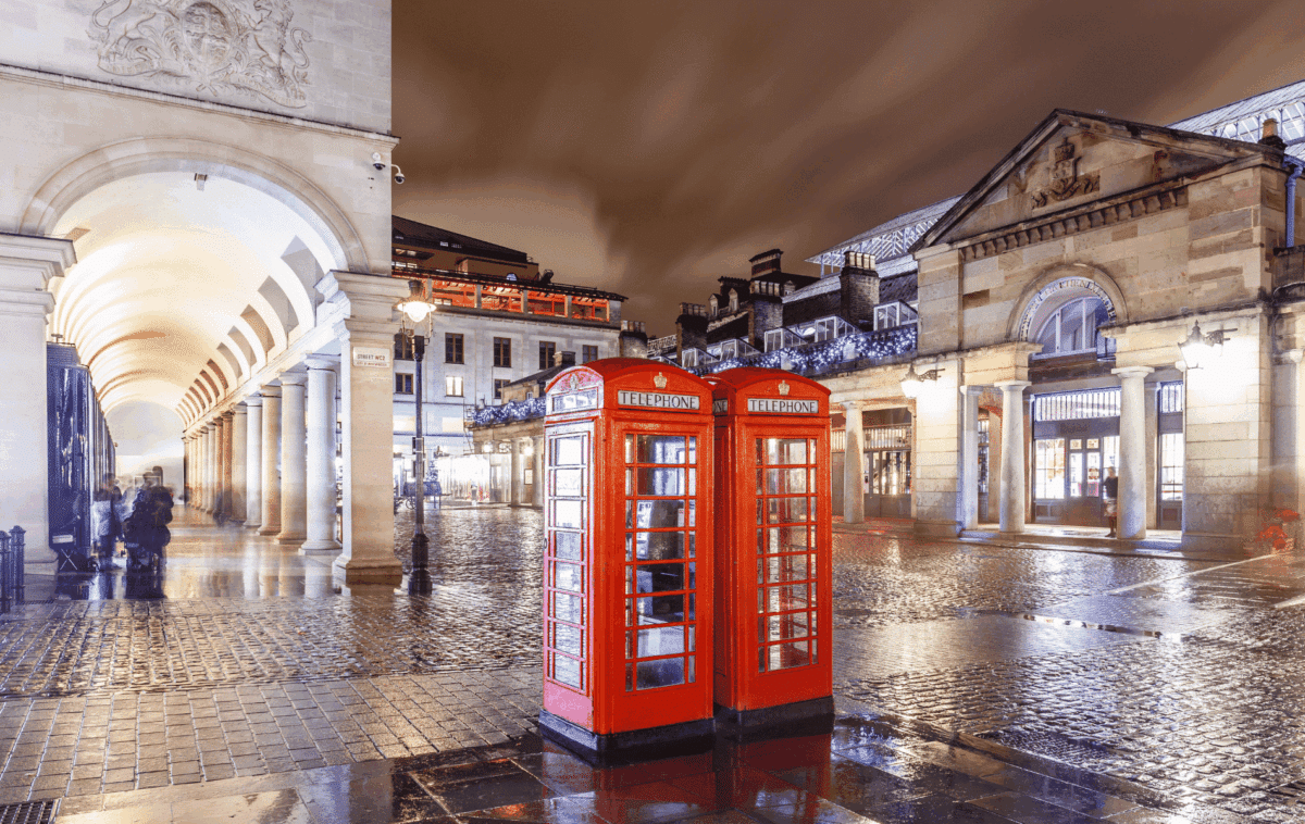 Cabina roja y arcadas de Covent Garden de noche