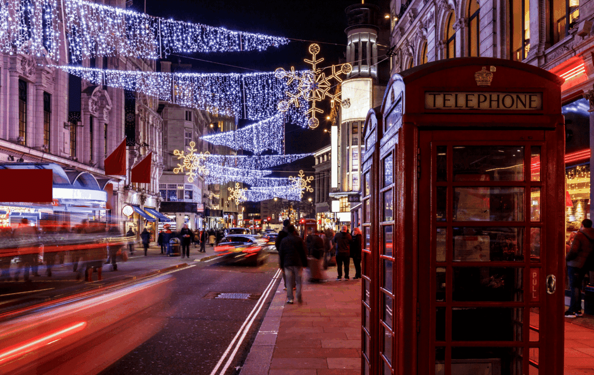 Calle del Soho con luces y una cabina roja