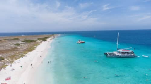 Playa de Klein Curazao con catamaranes fondeados