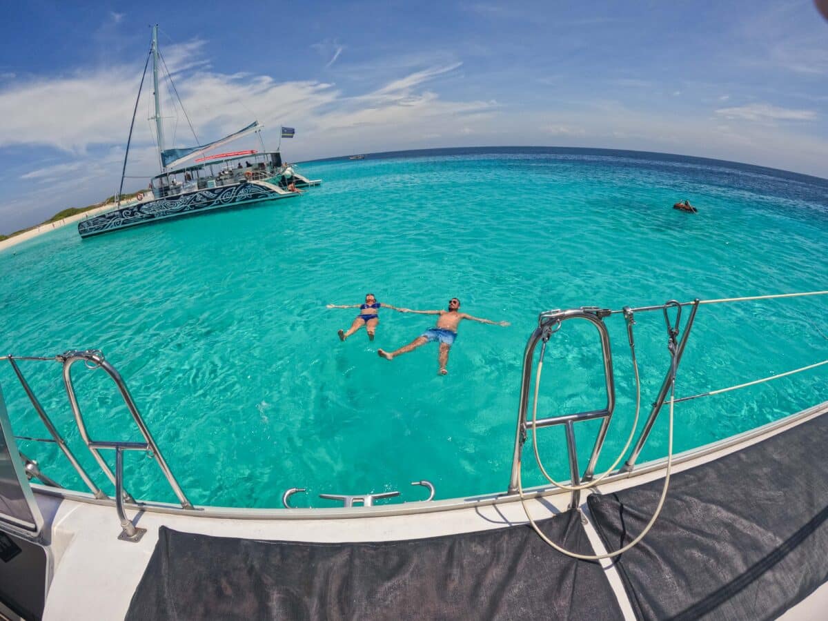 Gente nadando junto al catamarán en Klein Curazao