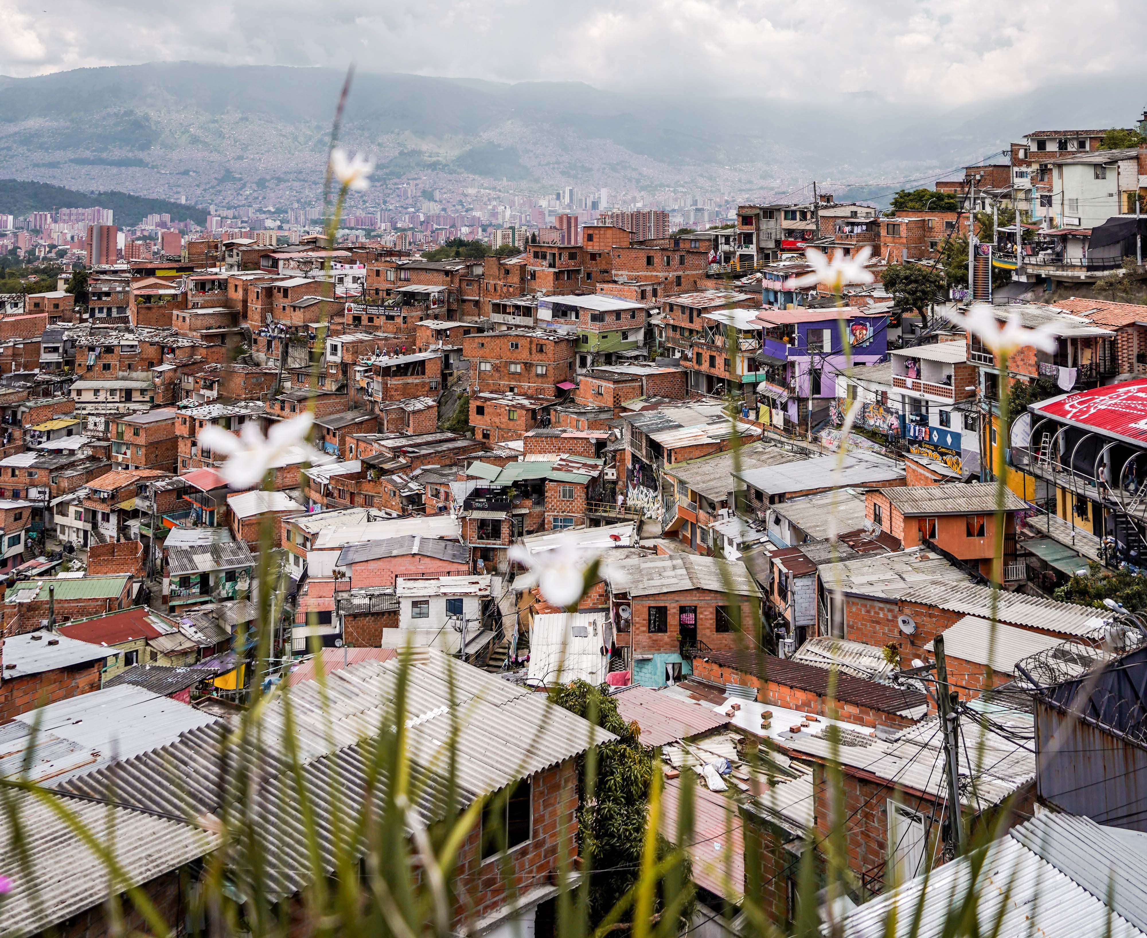Foto area del barrio Comuna 13 en Medellín