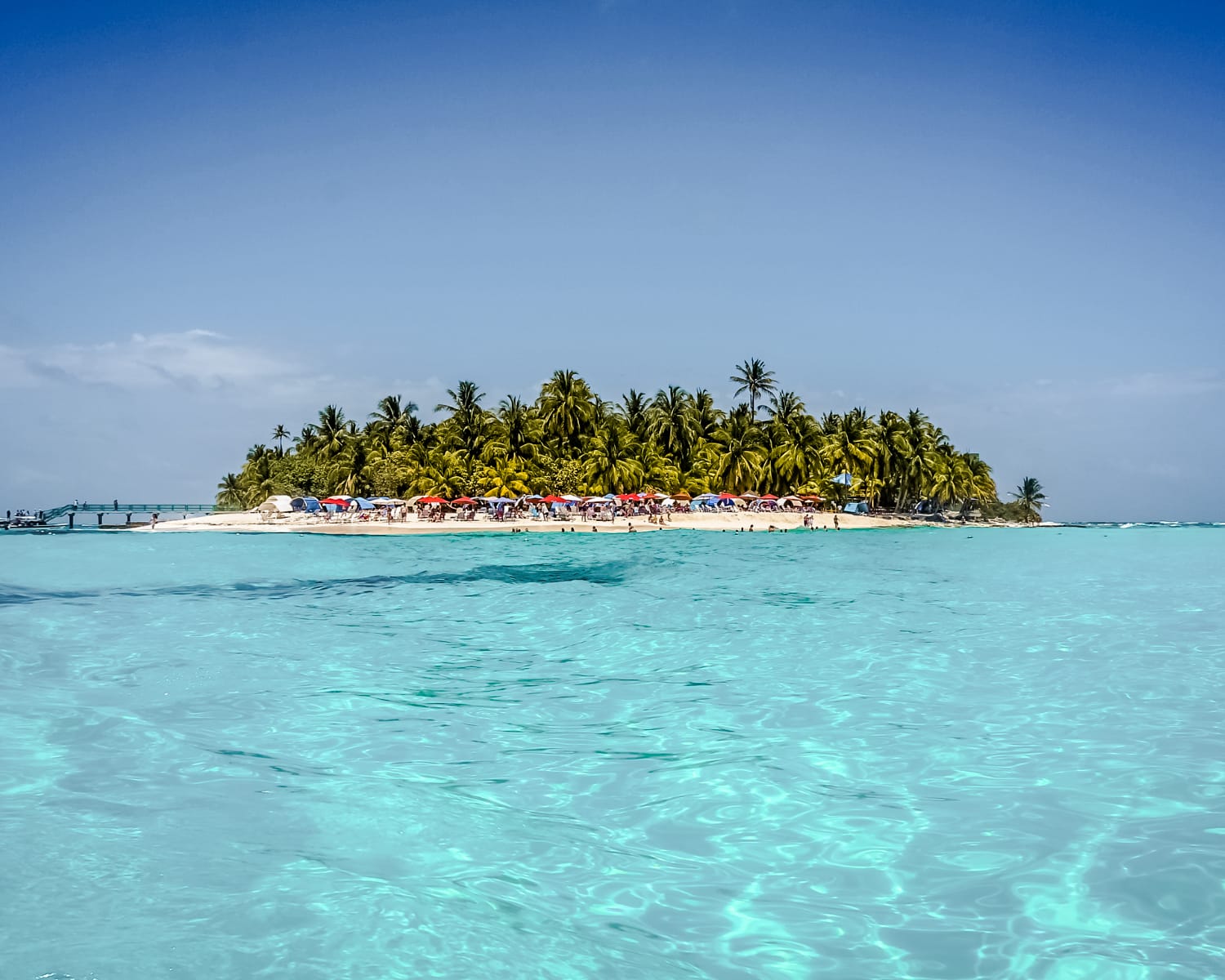 Playa con agua turqueza en San Andres, Colombia