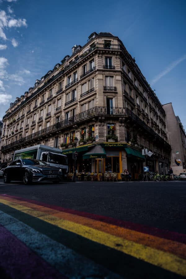 Cruce peatonal arcoíris en Le Marais