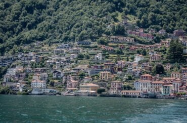 Pueblo escalonado en la ladera junto al Lago di Como, Italia