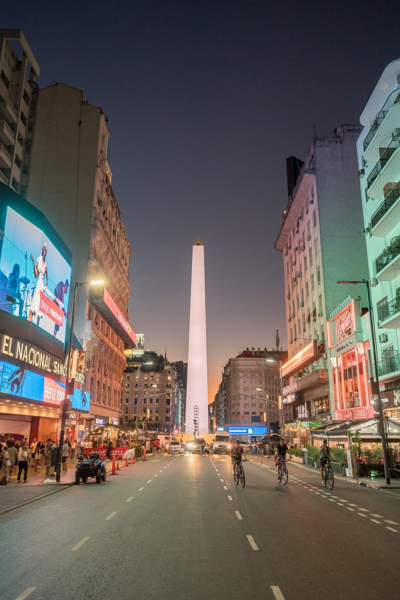 Foto nocturna de la calle Corrientes y el Obelisco de Buenos aires