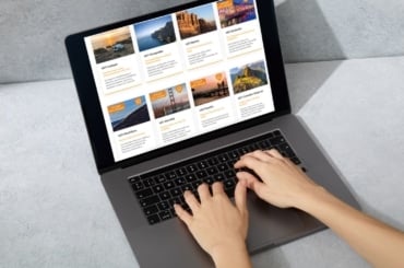 computadora con pantalla seguro de viaje iati o mondo