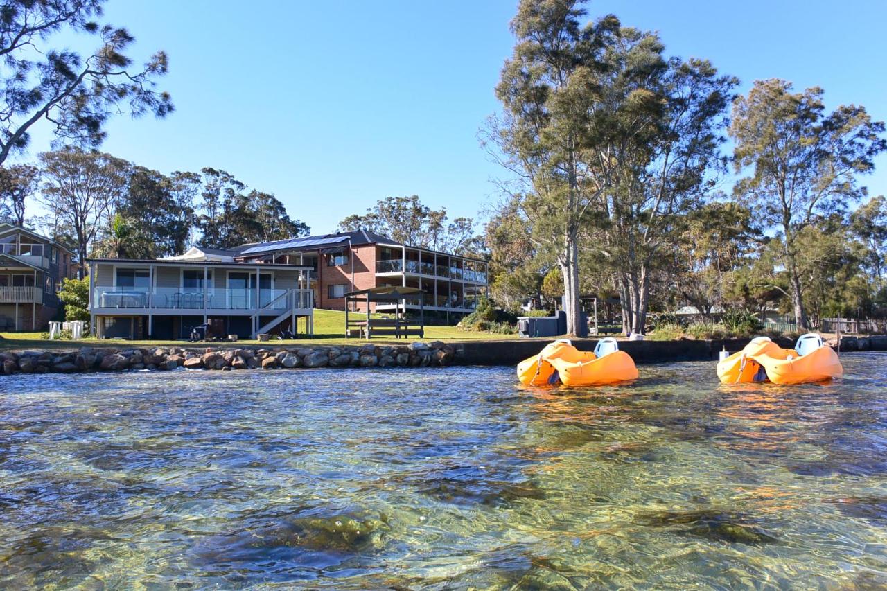 Dos botes flotan en el agua al frente del hotel Dungowan
