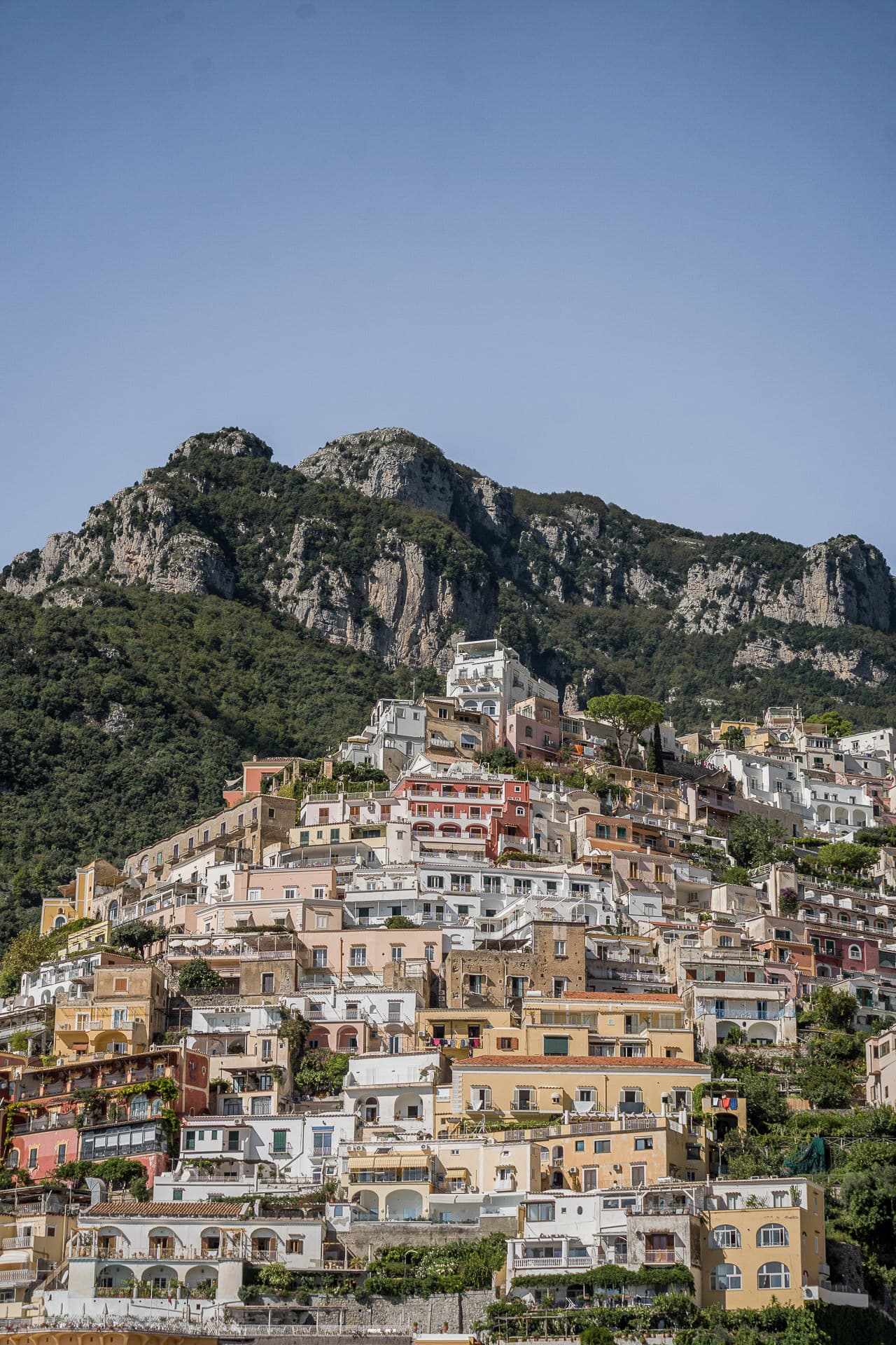 Foto de drone sobre la ciudad de Positano en la costa amalfitana, Italia
