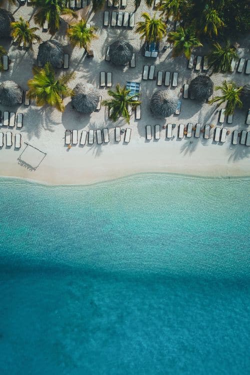 Imagen aerea de la playa Mambo en Curazao.