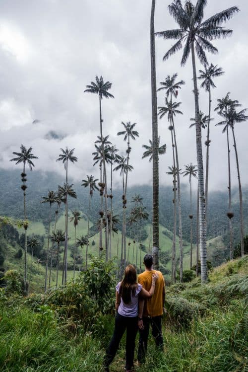 Imagen una pareja abrazada en el Eje Cafetero, Colombia.