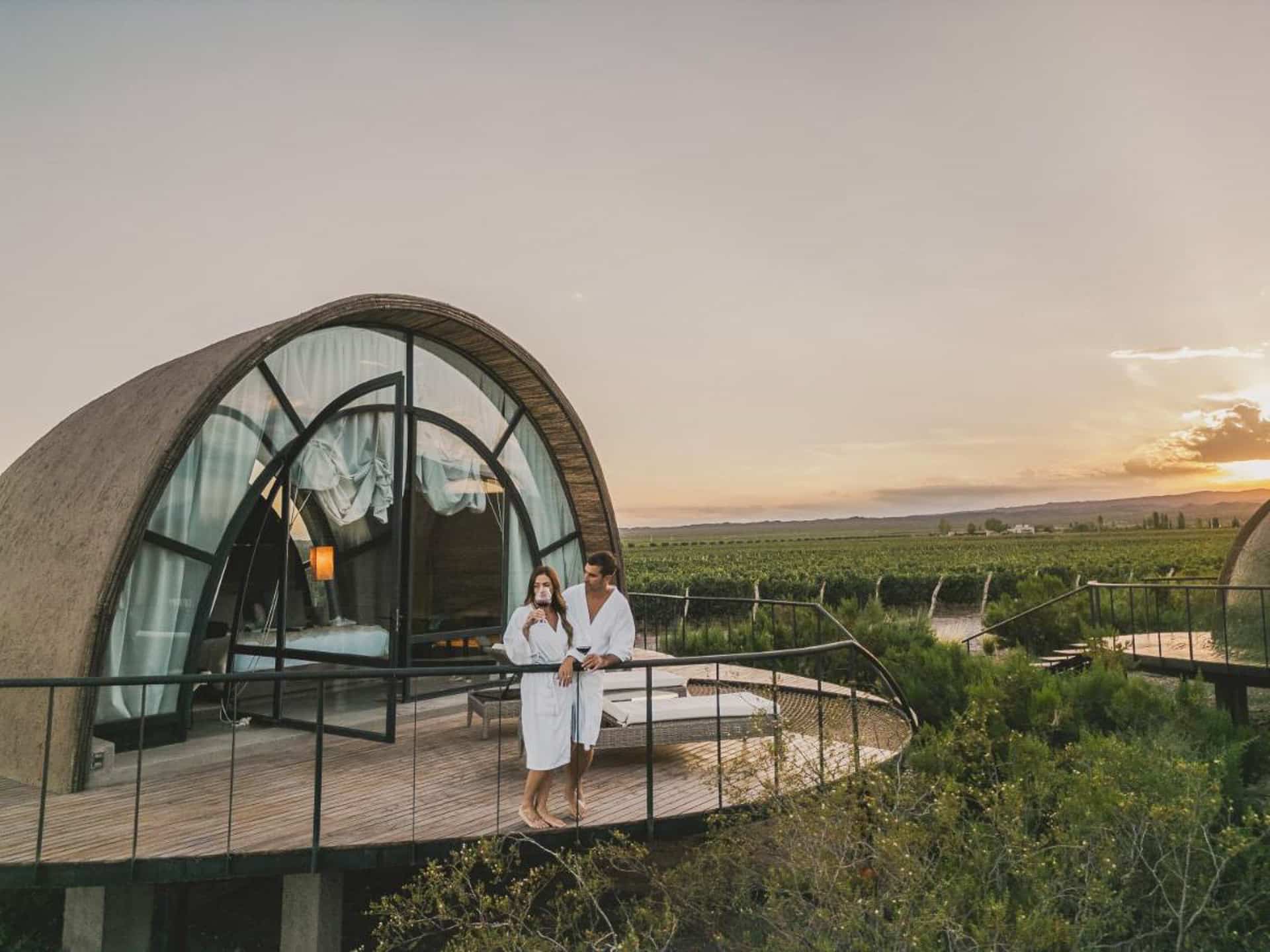 Pareja en bata de baño tomando cafe en el deck de una de las habitaciones del Chozos Resort