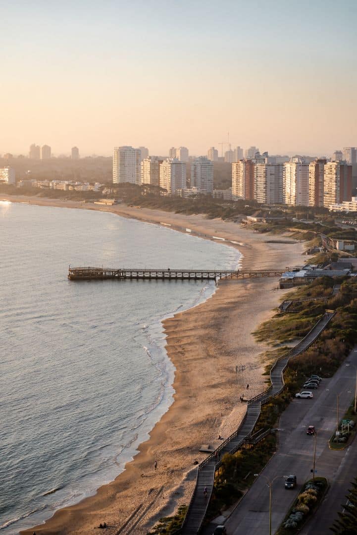 Imagen aerea de la costa de Punta del Este en Uruguay.