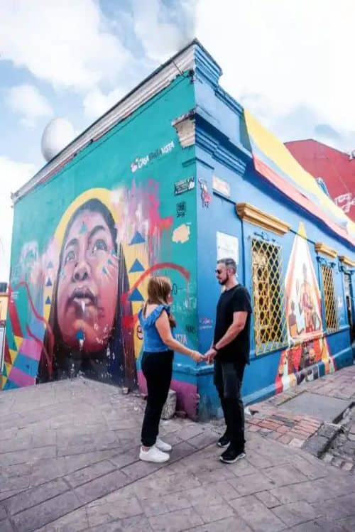 Foto de una pareja tomada de las manos en el barrio La Calendaria, Bogotá.