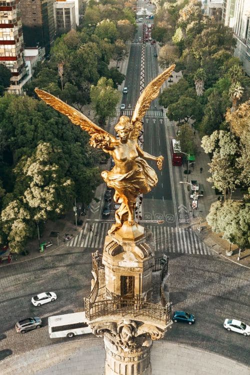 Vista aerea de famoso monumento en la Ciudad de México