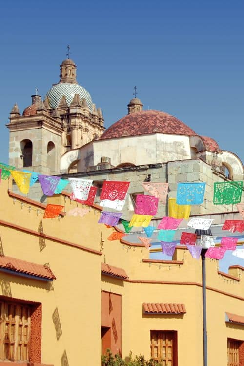 Banderines de colores colgando en calle de Oaxaca, México