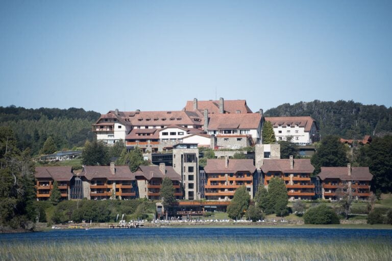 Hotel entre bosques a orillas del lago Nahuel Huapi, Bariloche, Argentina