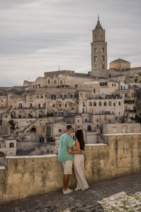 Pareja en un mirador sobre los Sassi de Matera, excursión clásica desde la Puglia