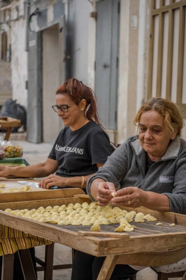 Nonnas haciendo orecchiette en una calle del casco viejo de Bari, la capital de la Puglia