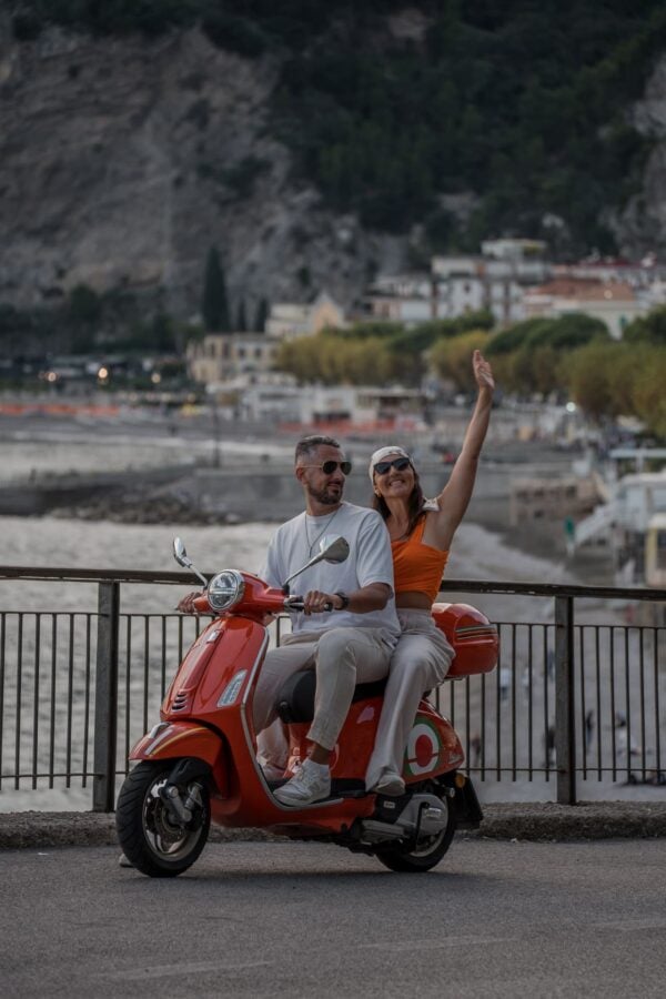 Ursu y Diego en moto por la costa amalfitana