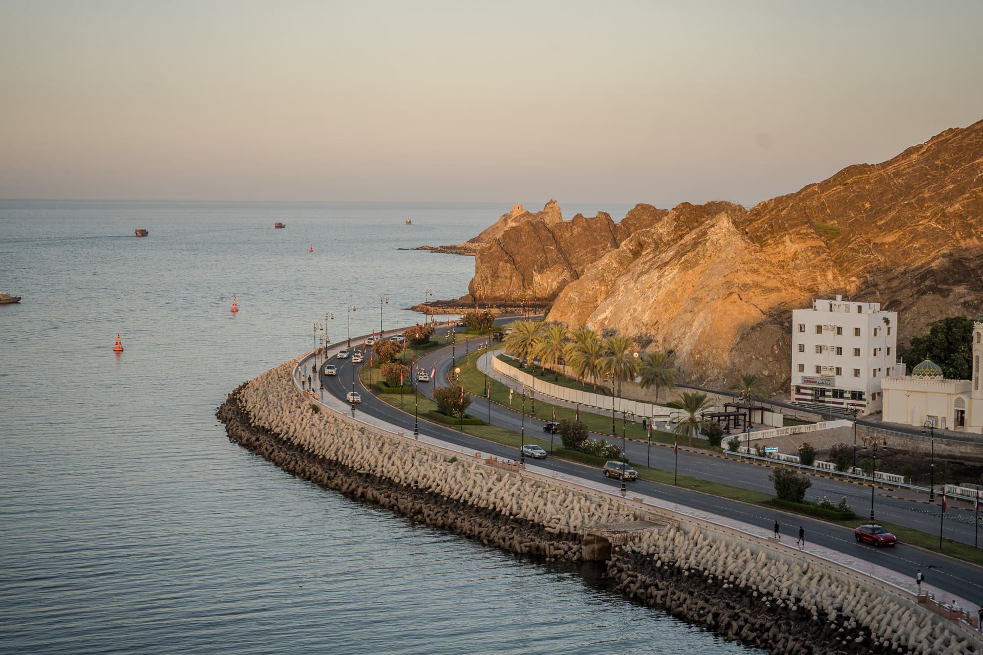 Alquilar coche en Omán: guía completa
