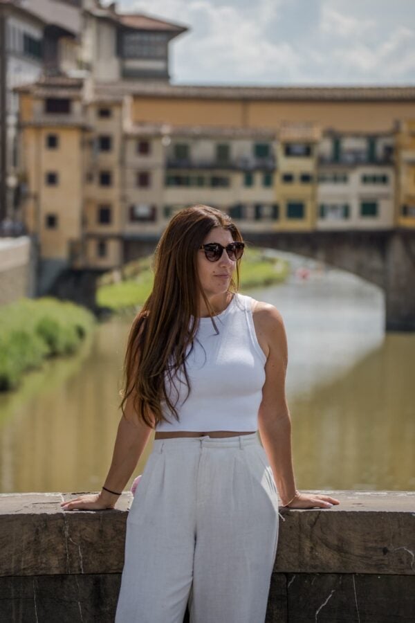 Mujer apoyada en la baranda del Arno con el Ponte Vecchio detrás, Florencia
