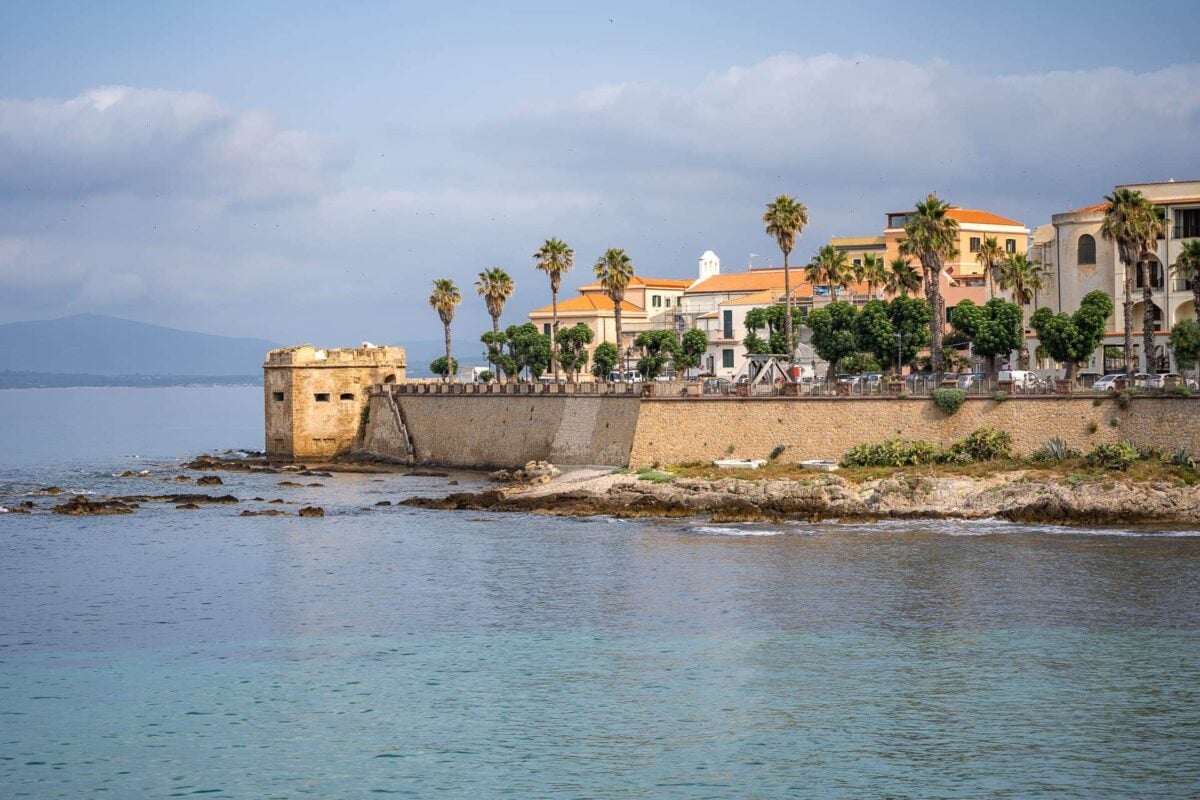 Murallas de Alghero frente al mar, ciudad medieval del noroeste de Cerdeña