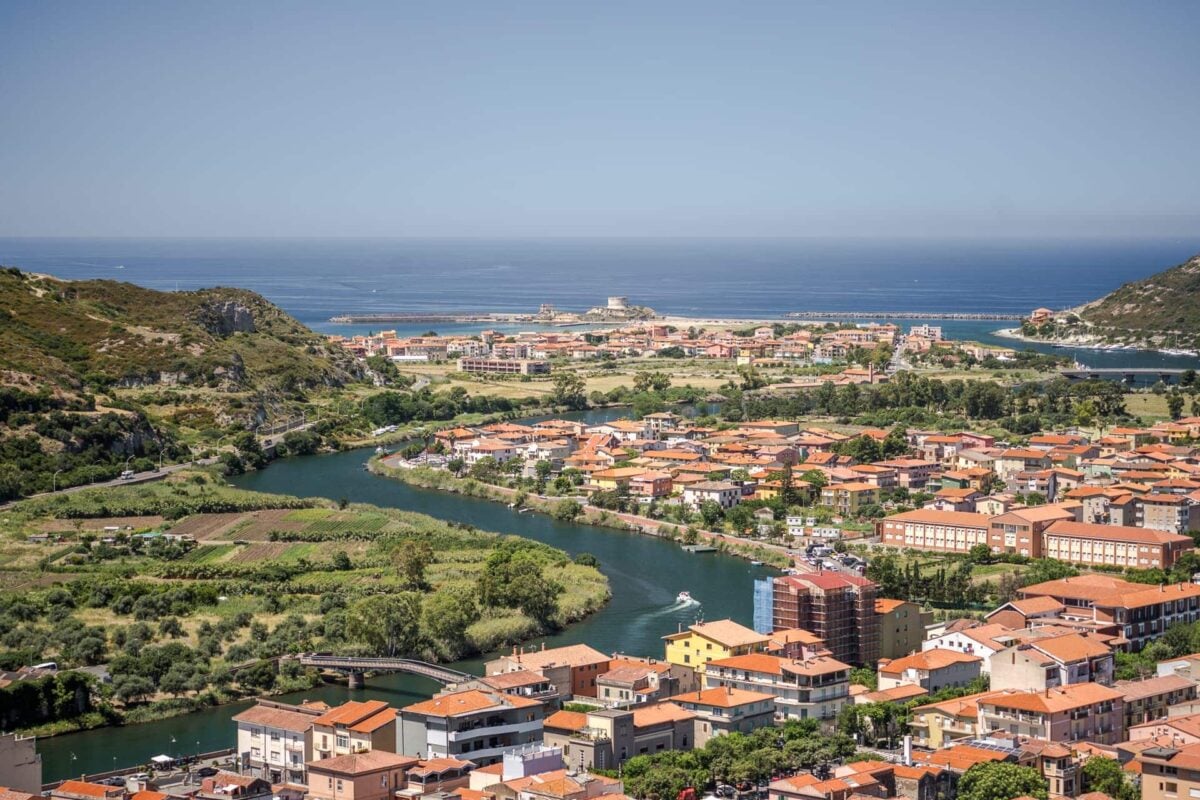 Bosa, ciudad medieval en la costa oeste de Cerdeña — guía de dónde alojarse