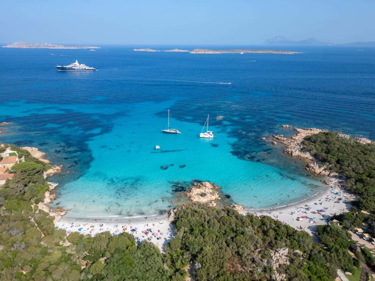 Aguas turquesas y rocas en Capriccioli, Costa Esmeralda — guía de las mejores playas