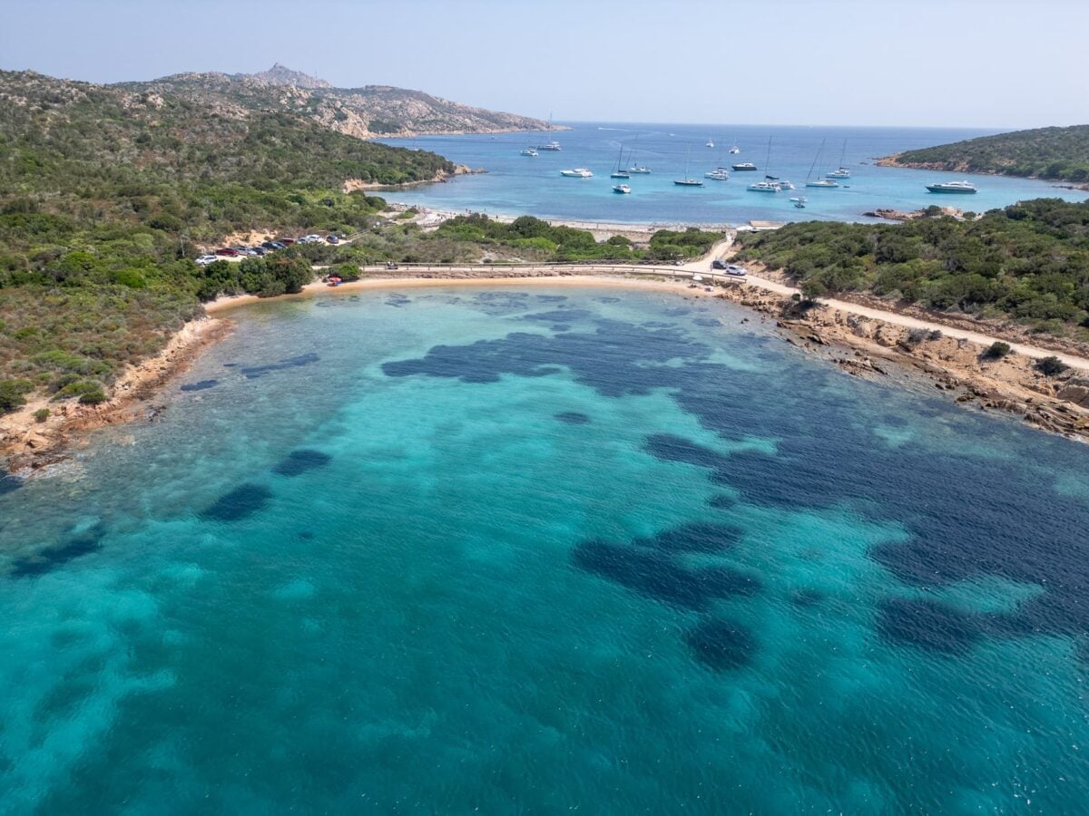 Vista costera en Caprera, archipiélago de La Maddalena — guía de consejos para Cerdeña