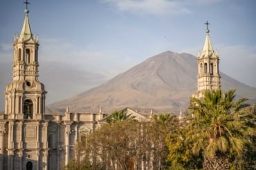 Terraza de restaurante en Plaza de Armas en Arequipa con vistas a la Catedral y al Misti de fondo