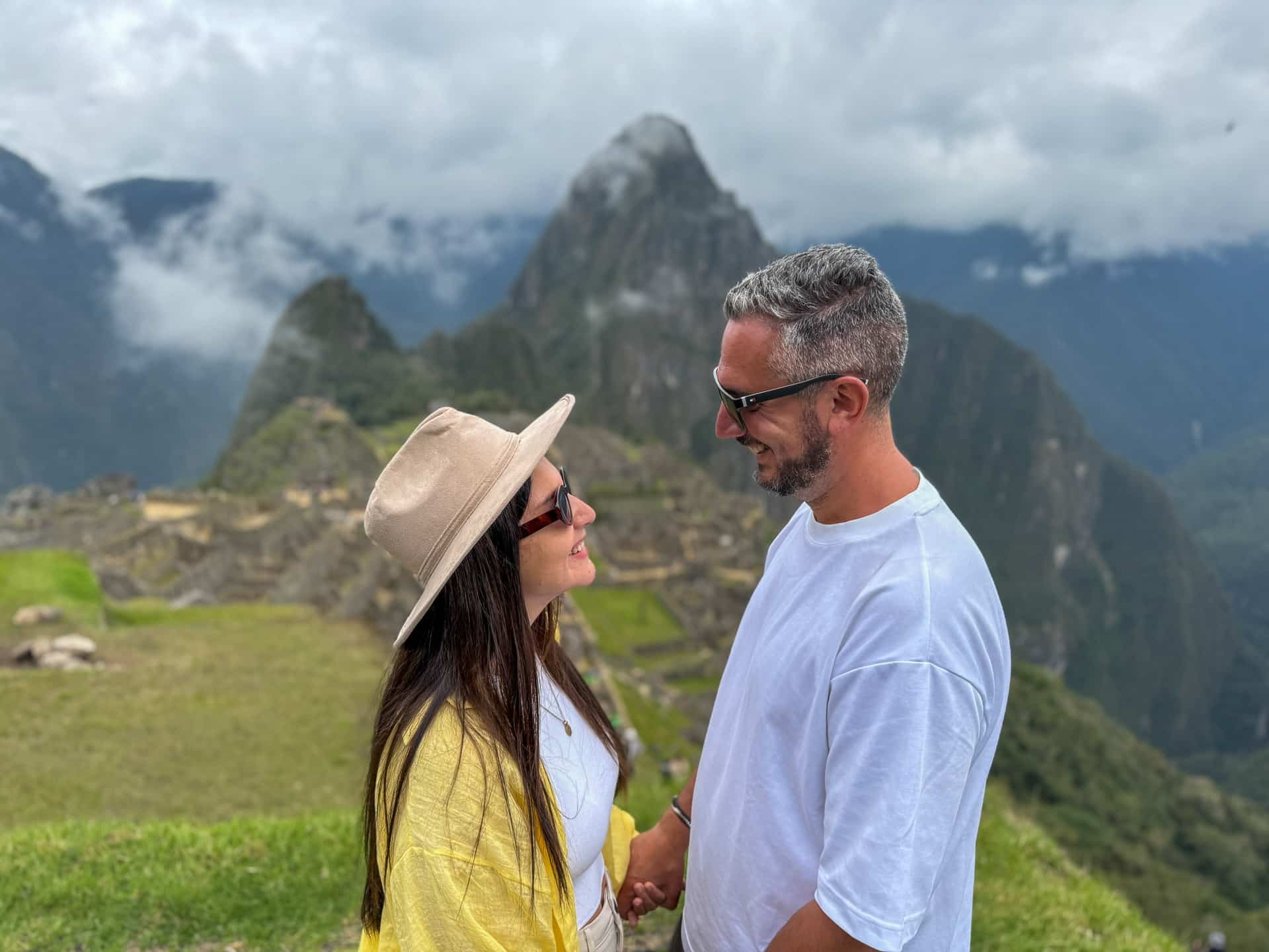 Ursu y Diego con sombreros frente a las ruinas de Machu Picchu