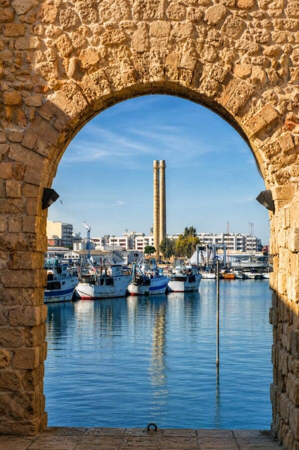 Puerto de pescadores y centro histórico de Monopoli, costa adriática de la Puglia