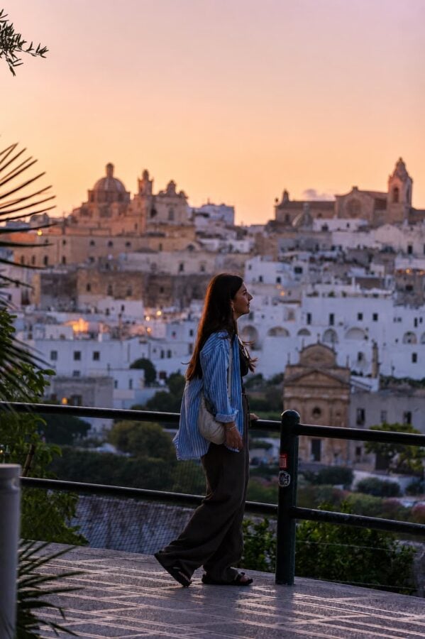 Casas encaladas de Ostuni al atardecer, la città bianca de la Puglia